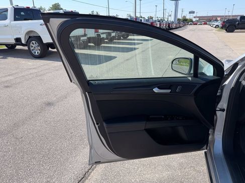 Used 2018 Ford Fusion SE w/ Equipment Group 201A FWD image 11