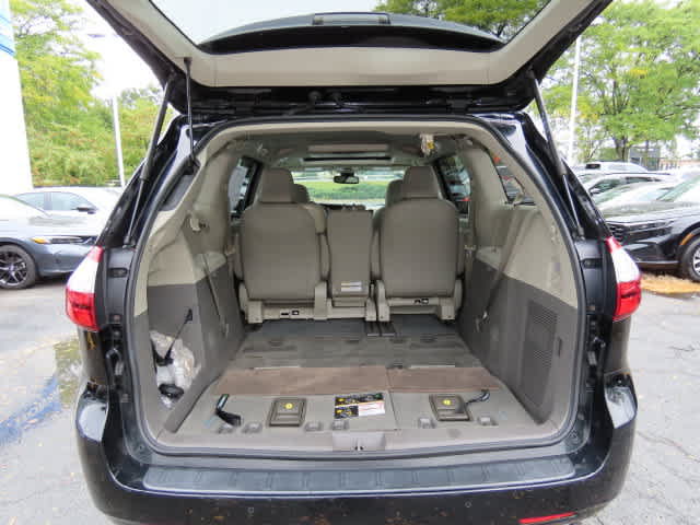 Used 2019 Toyota Sienna XLE Premium FWD image 12