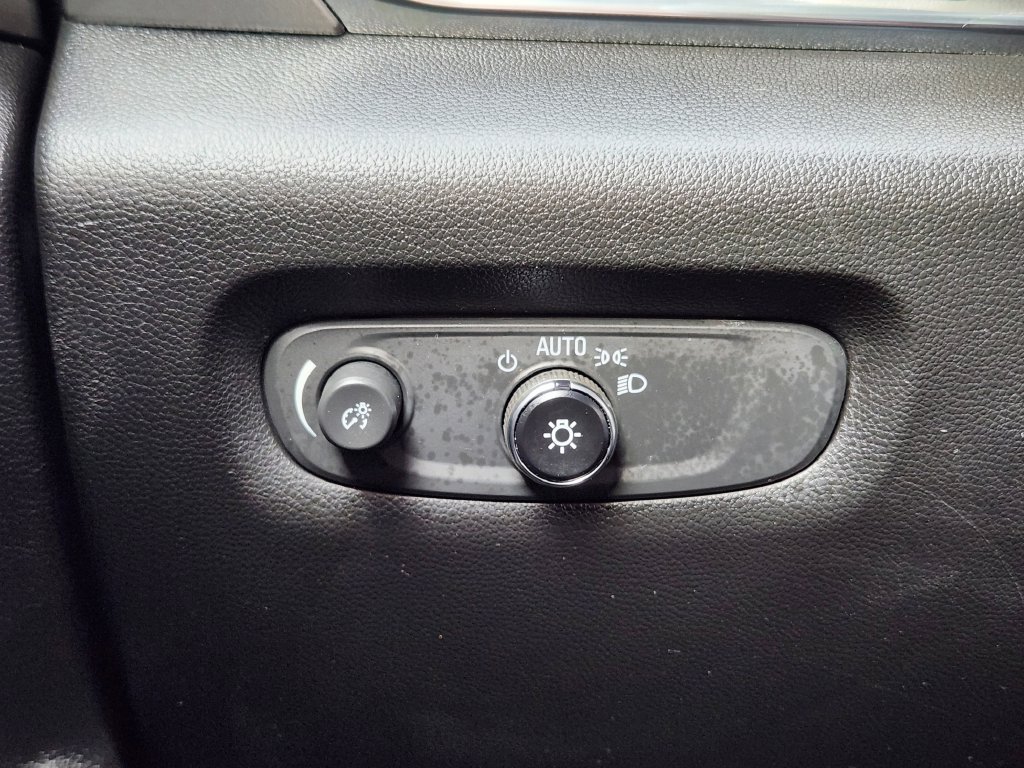Used 2023 Chevrolet Traverse LS FWD image 24