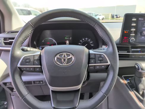 Used 2023 Toyota Sienna XLE image 24