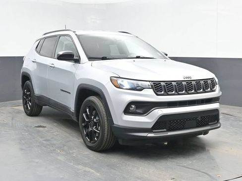 Used 2025 Jeep Compass Latitude w/ Altitude Special Edition AWD/4WD image 2