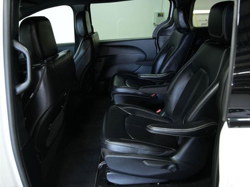 Used 2024 Chrysler Pacifica Limited FWD image 29