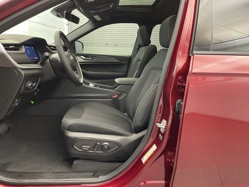 New 2025 Jeep Grand Cherokee L Laredo image 15