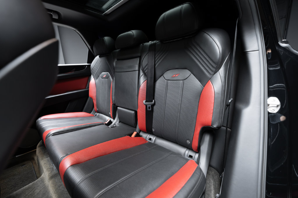 Used 2022 Bentley Bentayga AWD/4WD image 45