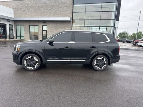 Used 2023 Kia Telluride EX w/ EX Captain's Chair Package FWD image 2