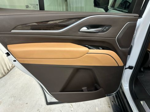 Used 2021 Cadillac Escalade Premium Luxury AWD/4WD image 31