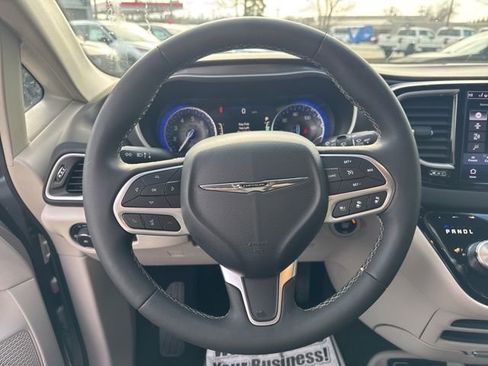 Used 2024 Chrysler Pacifica Touring-L image 11
