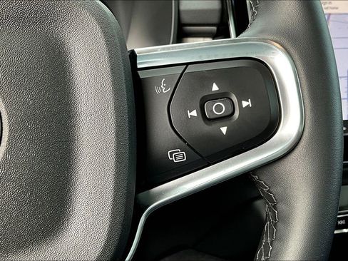 Used 2024 Volvo XC40 B5 Core image 29