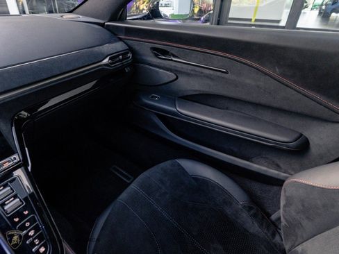 Used 2025 Aston Martin V8 Vantage Coupe image 11