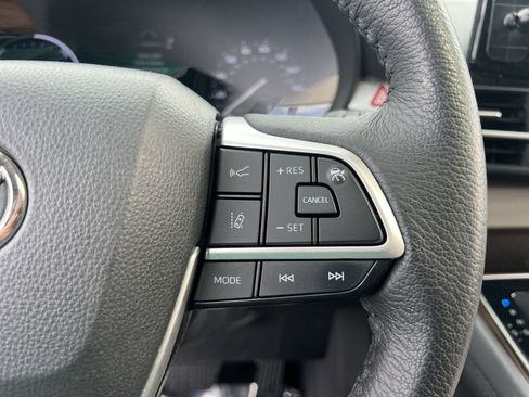 Used 2023 Toyota Sienna XLE FWD image 32