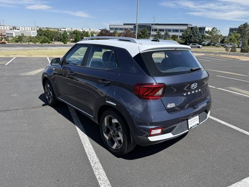 Used 2023 Hyundai Venue Limited FWD image 5