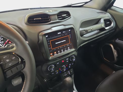 Used 2021 Jeep Renegade Latitude FWD image 17