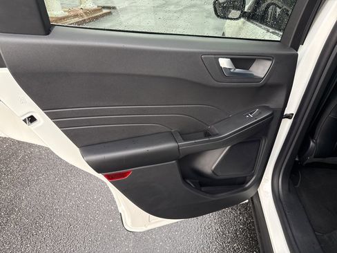 Used 2025 Ford Escape SE image 40