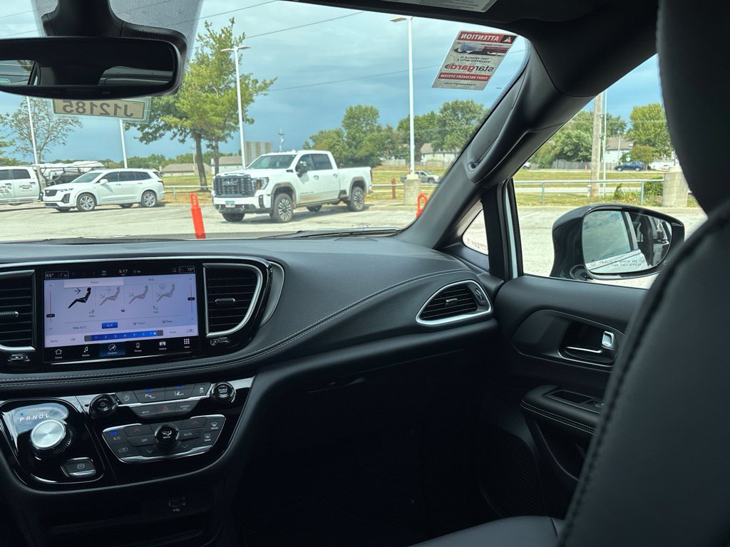 New 2027 Chrysler Pacifica Select FWD image 25