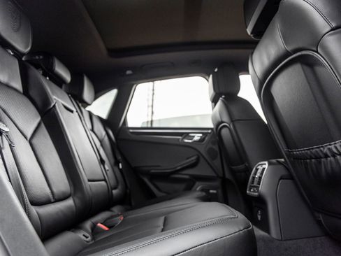 Certified 2026 Porsche Macan AWD/4WD image 34