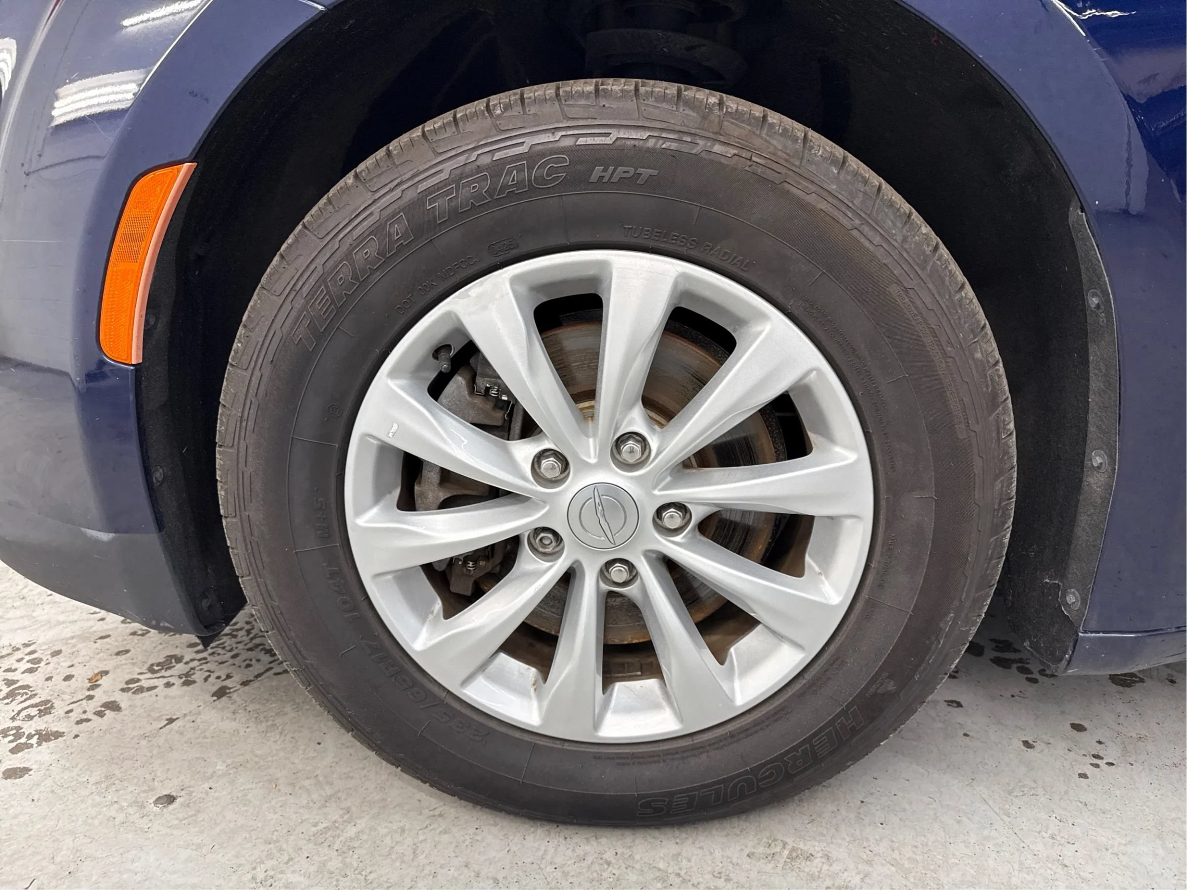 Used 2019 Chrysler Pacifica Touring-L FWD image 29