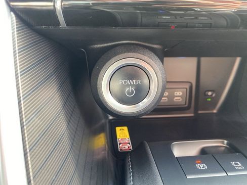 Used 2023 Toyota Venza Limited image 29