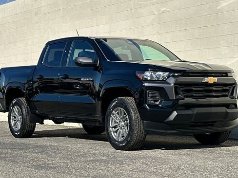 Used 2024 Chevrolet Colorado LT w/ LT Convenience Package image 2