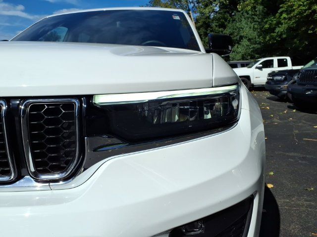 Certified 2023 Jeep Grand Cherokee Overland w/ Luxury Tech Group IV AWD/4WD image 12