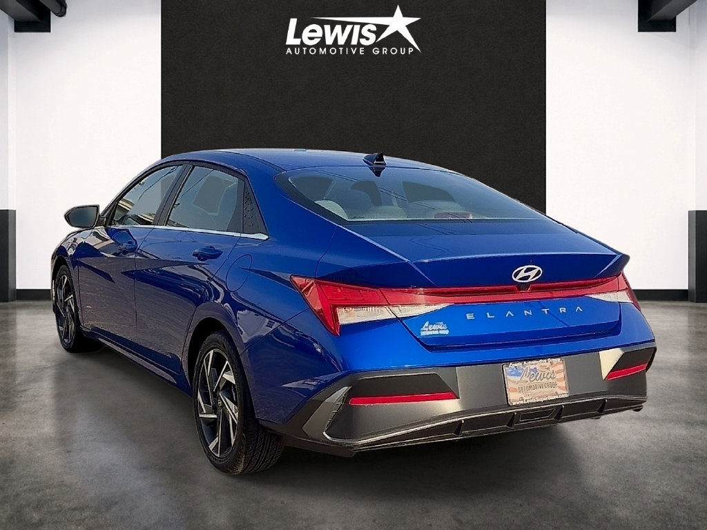 Used 2025 Hyundai Elantra SEL FWD image 3