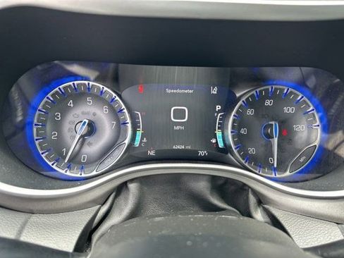 Used 2023 Chrysler Pacifica Touring-L FWD image 15