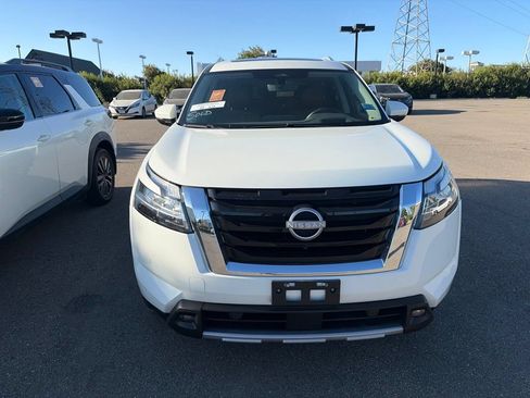 Used 2023 Nissan Pathfinder Platinum FWD image 2