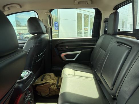 Used 2018 Nissan Titan SL image 7