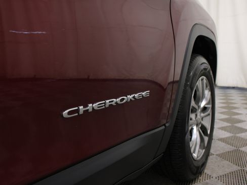 Used 2019 Jeep Cherokee Latitude Plus AWD/4WD image 22
