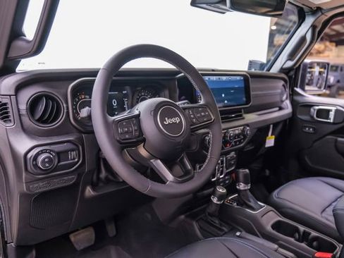 Used 2025 Jeep Gladiator Sport AWD/4WD image 14