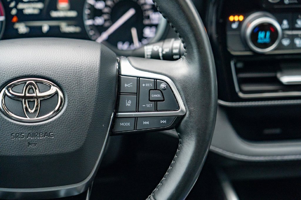Used 2021 Toyota Highlander XSE AWD/4WD image 23