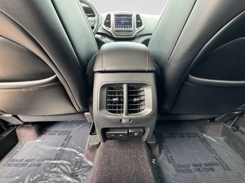 Used 2019 Jeep Cherokee Trailhawk w/ Comfort/Convenience Group AWD/4WD image 14