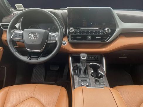 Used 2021 Toyota Highlander Platinum AWD/4WD image 10