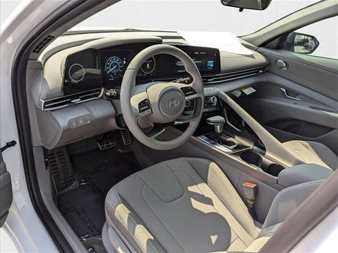 New 2025 Hyundai Elantra SEL image 3