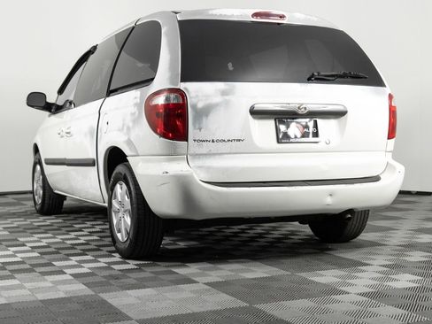 Used 2006 Chrysler Town & Country LX image 5