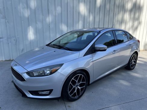 Used 2017 Ford Focus SEL w/ Cold Weather Package FWD image 7