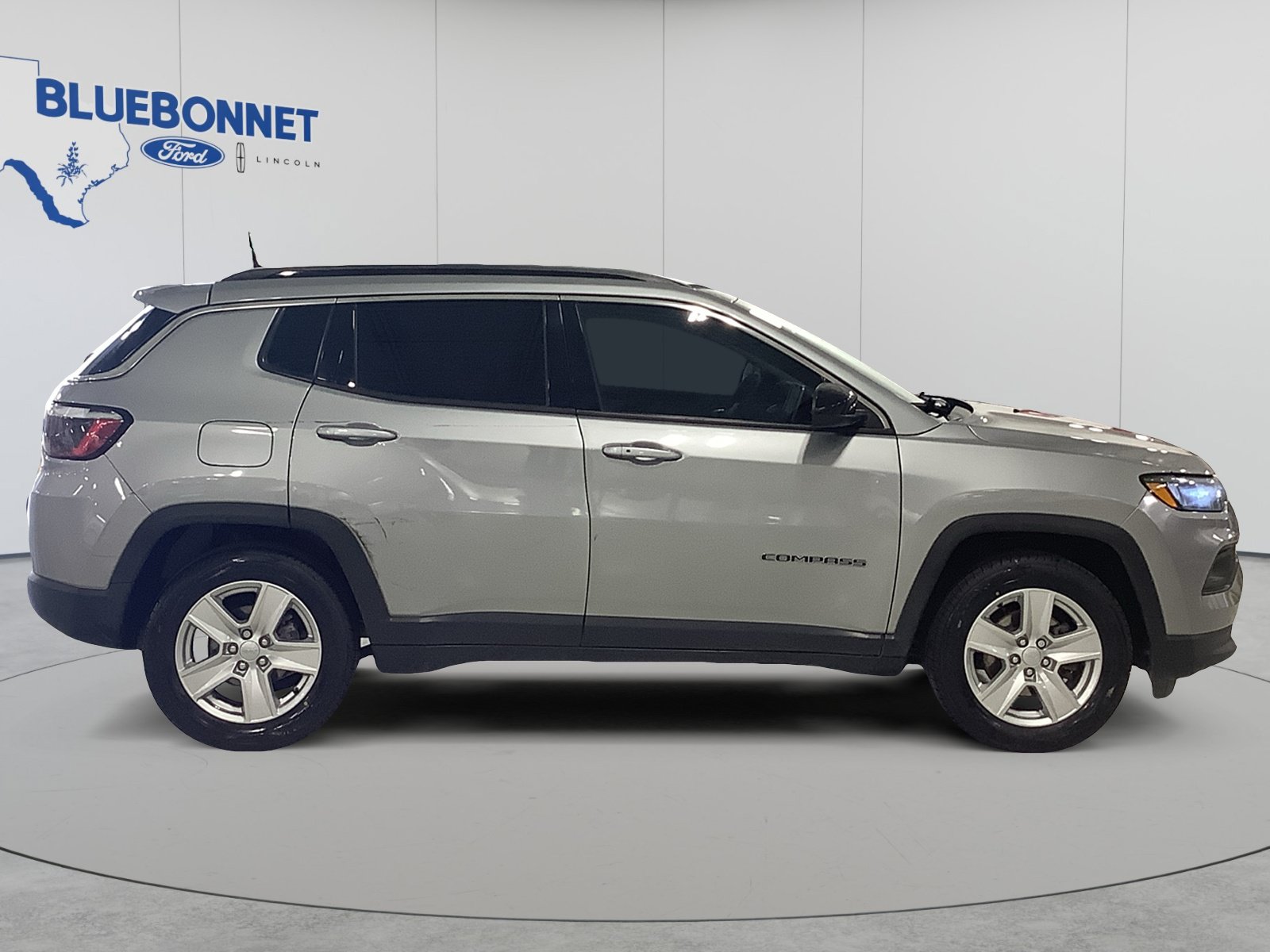 Used 2022 Jeep Compass Latitude FWD image 4