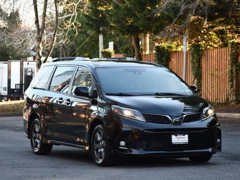 Used 2020 Toyota Sienna SE image 10