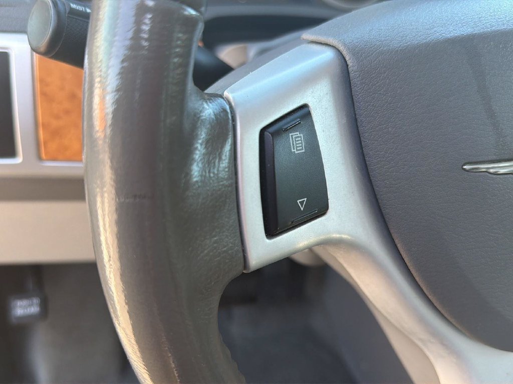 Used 2010 Chrysler Town & Country Limited w/ Entertainment Group #3 FWD image 23