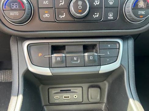 Used 2024 GMC Terrain SLT FWD image 33