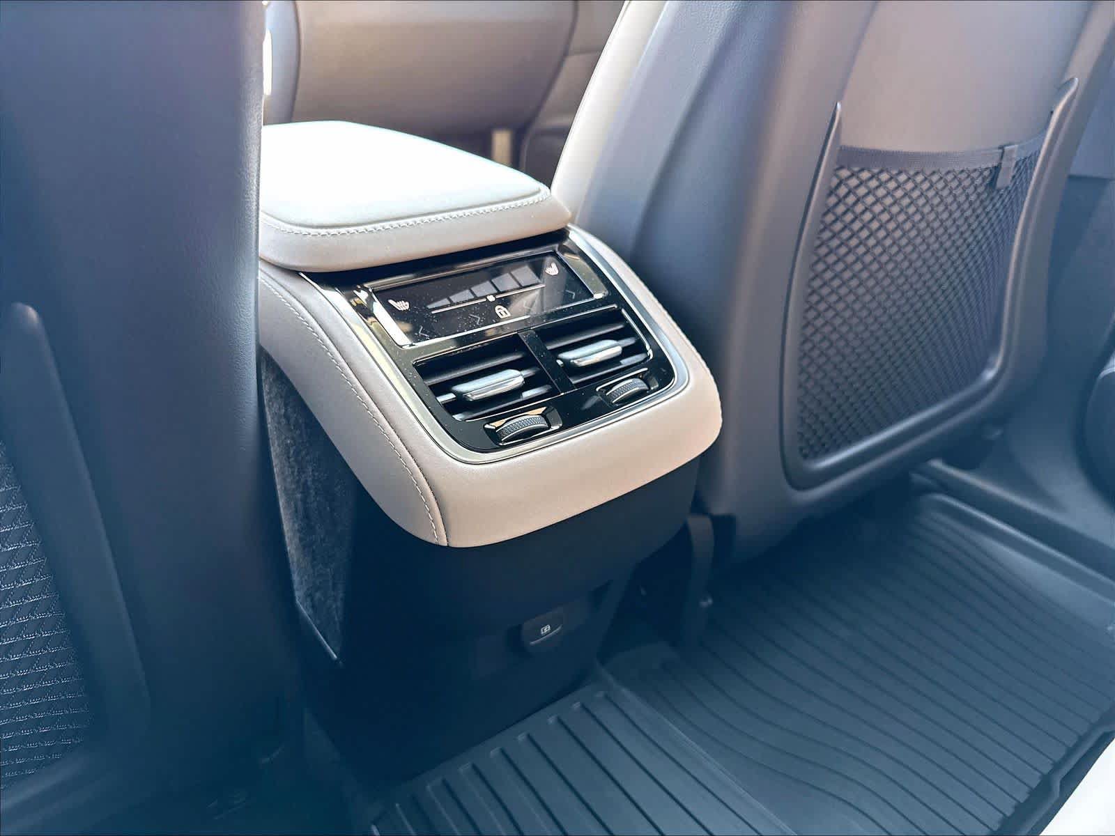 New 2026 Volvo XC90 B6 Plus w/ Protection Package Premier AWD/4WD image 16