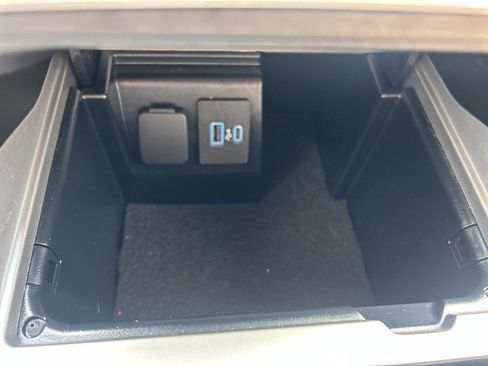 Used 2022 Ford Explorer XLT w/ Equipment Group 202A image 32