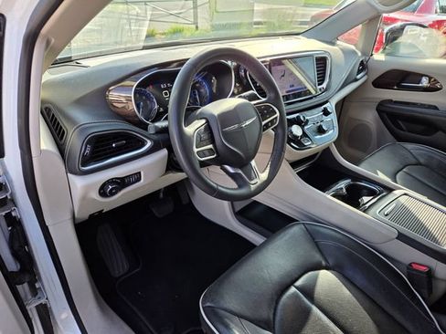 Used 2023 Chrysler Pacifica Limited FWD image 16
