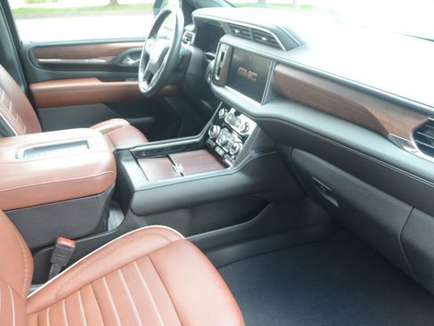 Used 2024 GMC Yukon XL Denali Ultimate AWD/4WD image 11