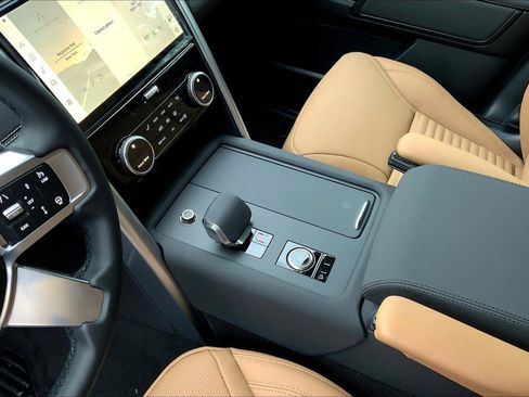 New 2025 Land Rover Discovery Dynamic SE image 7