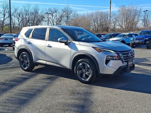 Used 2024 Nissan Rogue SV image 4