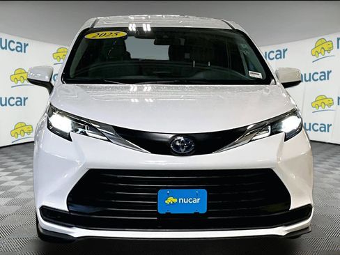 Used 2025 Toyota Sienna LE image 2