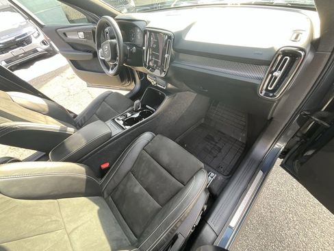 Used 2022 Volvo XC40 T5 R-Design w/ Advanced Package image 31