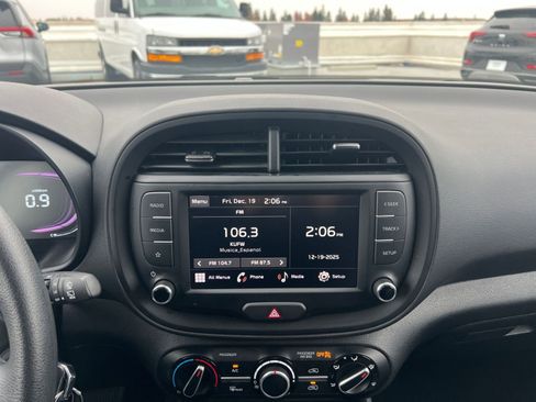 Used 2025 Kia Soul LX w/ LX Technology Package image 18