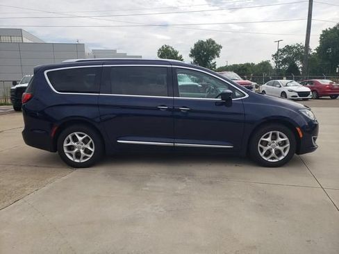 Used 2017 Chrysler Pacifica Touring-L Plus w/ Tire & Wheel Group FWD image 3