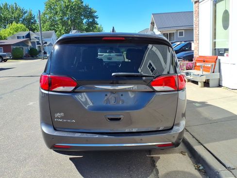 Used 2017 Chrysler Pacifica Touring-L FWD image 7